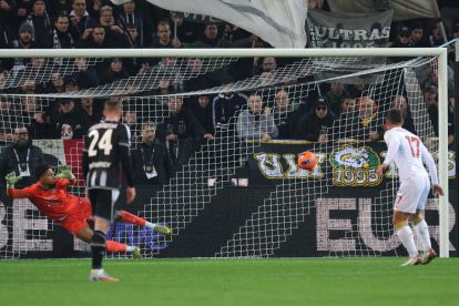 UDINE, ITALY - DECEMBER 08: Ruslan Malinovskyi of Genoa scores a penalty past Maduka Okoye of Udinese during the Serie A match between Udinese Calcio and Genoa CFC at Stadio Friuli on December 08, 2025 in Udine, Italy. (Photo by Timothy Rogers/Getty Images)