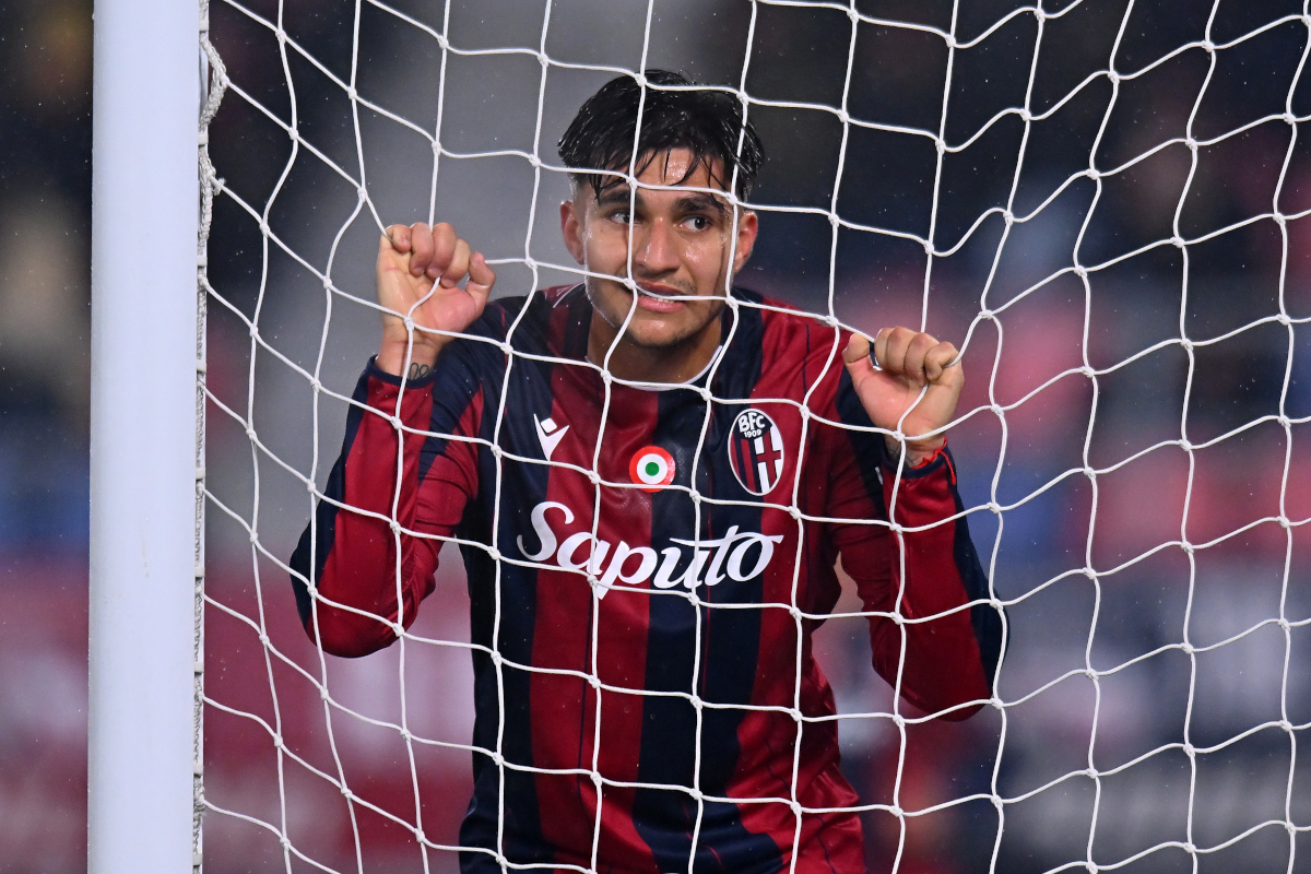 BOLOGNA, ITALY - DECEMBER 01: Santiago Castro of Bologna reacts whilst holding the goal netting during the Serie A match between Bologna FC 1909 and US Cremonese at Renato Dall'Ara Stadium on December 01, 2025 in Bologna, Italy. (Photo by Alessandro Sabattini/Getty Images)