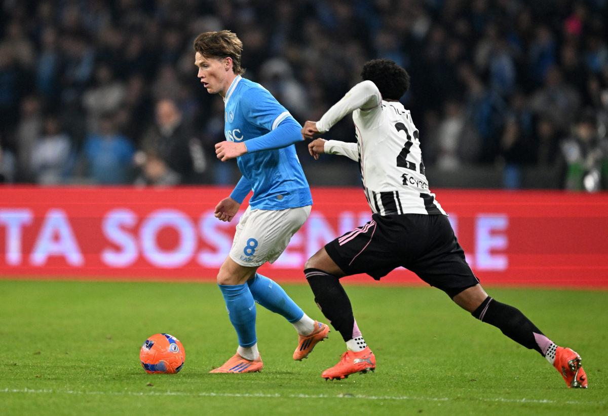NAPLES, ITALY - DECEMBER 07: Scott McTominay of SSC Napoli on the ball whilst under pressure from Weston McKennie of Juventus during the Serie A match between SSC Napoli and Juventus FC at Stadio Diego Armando Maradona on December 07, 2025 in Naples, Italy. (Photo by Francesco Pecoraro/Getty Images)
