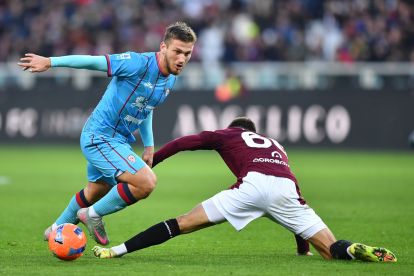 TURIN, ITALY - DECEMBER 27: Semih Kilicsoy of Cagliari Calcio is challenged by Gvidas Gineitis of Torino FC during the Serie A match between Torino FC and Cagliari Calcio at Stadio Olimpico di Torino on December 27, 2025 in Turin, Italy. (Photo by Valerio Pennicino/Getty Images)