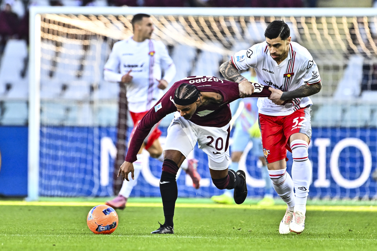TURIN, ITALY - DECEMBER 13: Valentino Lazaro of Torino FC is challenged by Martín Payero of US Cremonese during the Serie A match between Torino FC and US Cremonese at Stadio Olimpico di Torino on December 13, 2025 in Turin, Italy. (Photo by Diego Puletto/Getty Images)