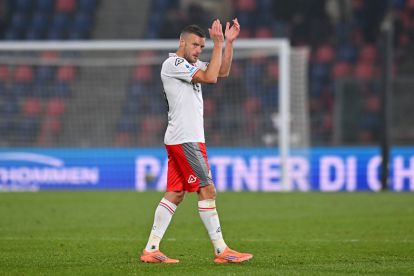 BOLOGNA, ITALY - DECEMBER 01: Jamie Vardy of Cremonese acknowledges the fans as he leaves the pitch after being substituted during the Serie A match between Bologna FC 1909 and US Cremonese at Renato Dall'Ara Stadium on December 01, 2025 in Bologna, Italy. (Photo by Alessandro Sabattini/Getty Images)