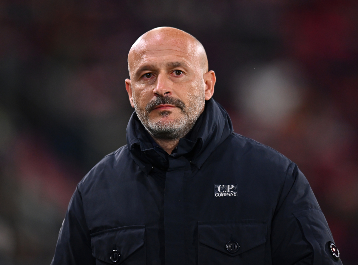 BOLOGNA, ITÁLIA - 14 DE DEZEMBRO: O técnico do Bologna, Vincenzo Italiano, assiste antes da partida da Série A entre Bologna FC 1909 e Juventus FC no Estádio Renato Dall'Ara em 14 de dezembro de 2025 em Bolonha, Itália. (Foto de Alessandro Sabattini/Getty Images)