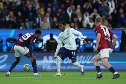 RIYADH, SAUDI ARABIA - DECEMBER 19: Yann Aurel Bisseck of Internazionale runs with the ball past Jhon Lucumi of Bologna FC 1909 during the Supercoppa Italiana semifinal match between Bologna FC 1909 and FC Internazionale at King Saud University Stadium on December 19, 2025 in Riyadh, Saudi Arabia. (Photo by Yasser Bakhsh/Getty Images)