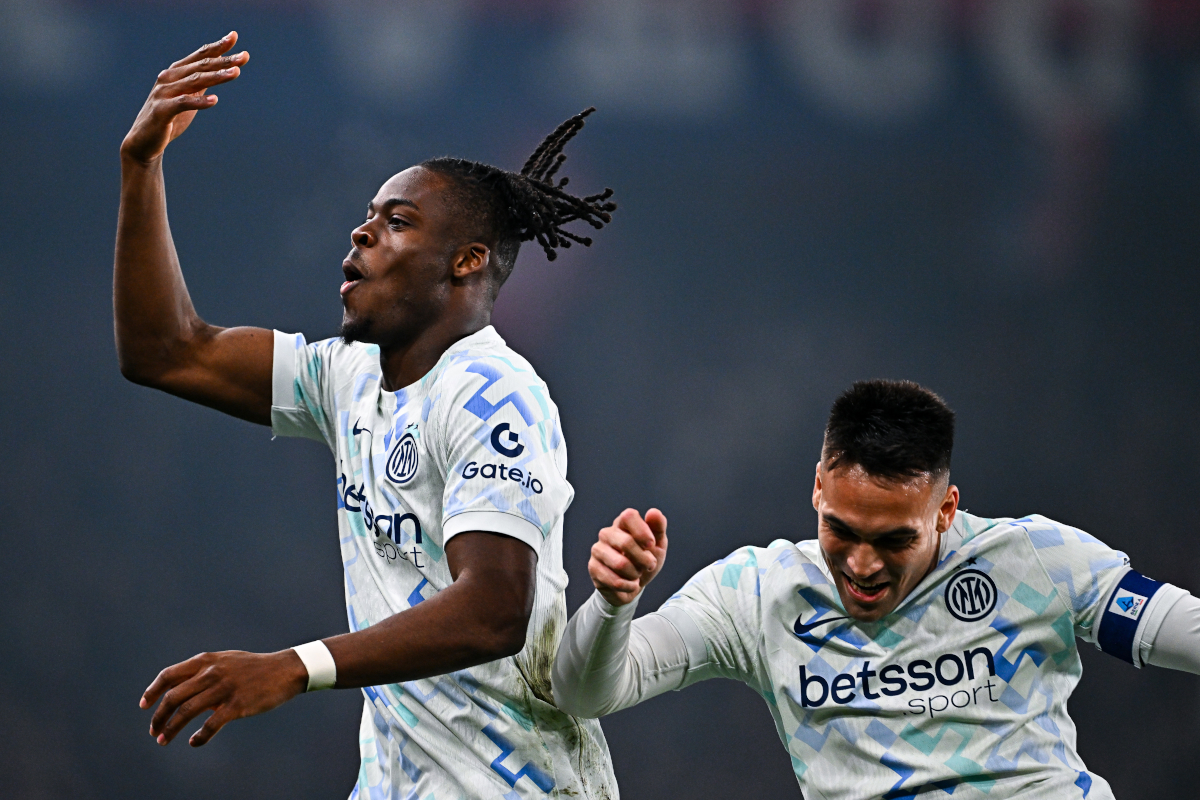GENOA, ITALY - DECEMBER 14: Yann Bisseck of Inter (left) celebrates with his team-mate Lautaro Martinez after scoring a goal during the Serie A match between Genoa CFC and FC Internazionale at Luigi Ferraris Stadium on December 14, 2025 in Genoa, Italy. (Photo by Simone Arveda/Getty Images)