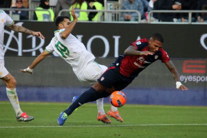 CAGLIARI, ITALY - DECEMBER 07: Michael Folorunsho of Cagliari fouls Zeki Celik of Roma during the Serie A match between Cagliari Calcio and AS Roma at Stadio Sant'Elia on December 07, 2025 in Cagliari, Italy. (Photo by Enrico Locci/Getty Images)