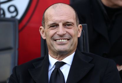 MILAN, ITALIA - 28 DESEMBER: Pelatih AC Milan Massimiliano Allegri menyaksikan pertandingan Serie A antara AC Milan dan Hellas Verona FC di Stadion Giuseppe Meazza pada 28 Desember 2025 di Milan, Italia. (Foto oleh Marco Luzzani/Getty Images)