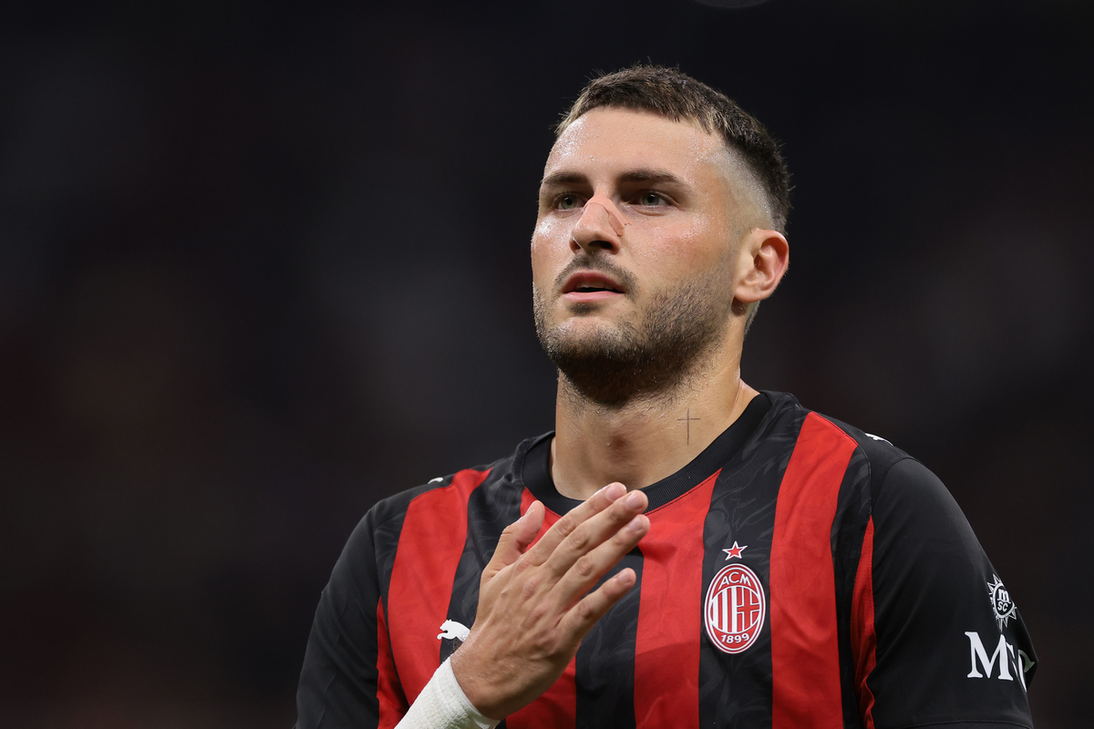 MILAN, ITALY - SEPTEMBER 23: Santiago Gimenez of AC Milan celebrates after scoring to give the side a 1-0 lead during the Coppa Italia Frecciarossa Round of 16 match between AC Milan and US Lecce at Giuseppe Meazza Stadium on September 23, 2025 in Milan, Italy. (Photo by Jonathan Moscrop/Getty Images)