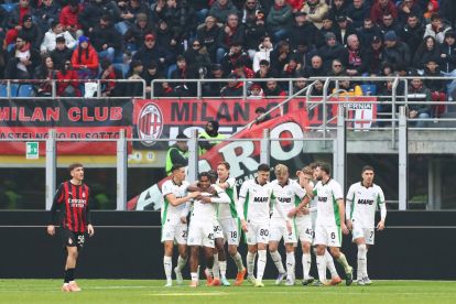 MILAN, ITALY - DECEMBER 14: Armand Lauriente of US Sassuolo Calcio celebrates scoring his team's second goal with his teammates during the Serie A match between AC Milan and US Sassuolo Calcio at Giuseppe Meazza Stadium on December 14, 2025 in Milan, Italy. (Photo by Marco Luzzani/Getty Images)