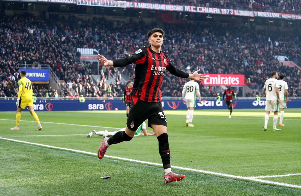 MILAN, ITALY - DECEMBER 14: Davide Bartesaghi of AC Milan celebrates scoring his team's second goal during the Serie A match between AC Milan and US Sassuolo Calcio at Giuseppe Meazza Stadium on December 14, 2025 in Milan, Italy. (Photo by Marco Luzzani/Getty Images)