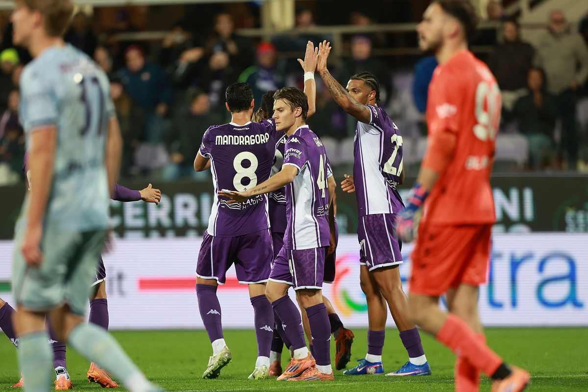 FLORENCE, ITALY - DECEMBER 21: Albert Gudmundsson of ACF Fiorentina celebrates after scoring a goal during the Serie A match between ACF Fiorentina and Udinese Calcio at Artemio Franchi on December 21, 2025 in Florence, Italy. (Photo by Gabriele Maltinti/Getty Images)