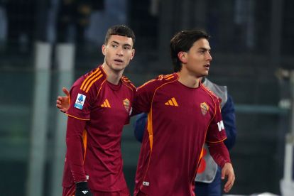 ROME, ITALY - DECEMBER 29: Matias Soule with his teammates of AS Roma celebrates after scoring the opening goal during the Serie A match between AS Roma and Genoa CFC at Stadio Olimpico on December 29, 2025 in Rome, Italy. (Photo by Paolo Bruno/Getty Images)