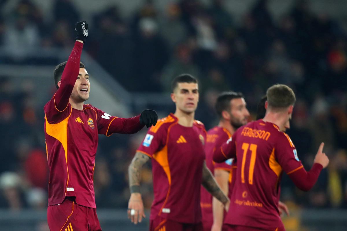 ROME, ITALY - DECEMBER 29: Matias Soule with his teammates of AS Roma celebrates after scoring the opening goal during the Serie A match between AS Roma and Genoa CFC at Stadio Olimpico on December 29, 2025 in Rome, Italy. (Photo by Paolo Bruno/Getty Images)