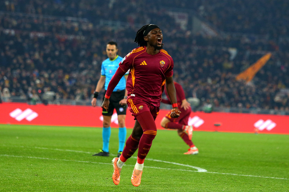 ROME, ITALY - DECEMBER 29: Manu Kone of AS Roma celebrates after scoring the team's second goal during the Serie A match between AS Roma and Genoa CFC at Stadio Olimpico on December 29, 2025 in Rome, Italy. (Photo by Paolo Bruno/Getty Images)