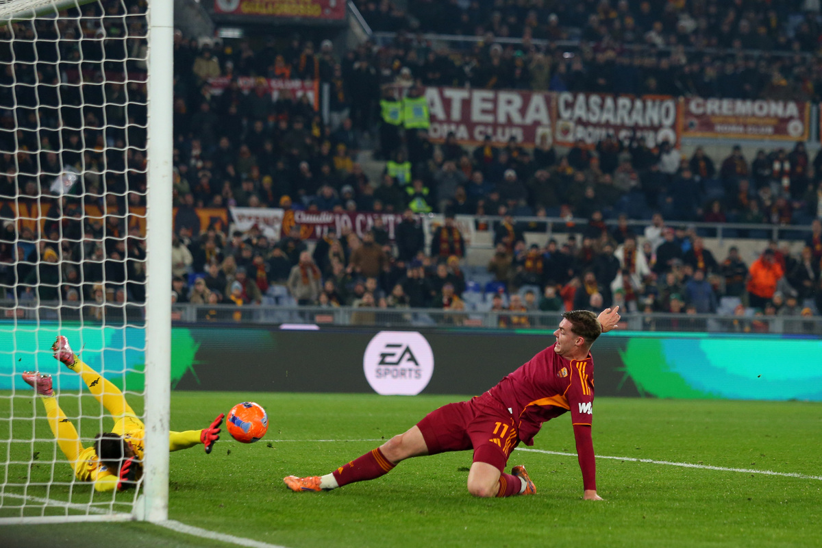 ROME, ITALY - DECEMBER 29: Evan Ferguson of AS Roma scores the team's third goal during the Serie A match between AS Roma and Genoa CFC at Stadio Olimpico on December 29, 2025 in Rome, Italy. (Photo by Paolo Bruno/Getty Images)