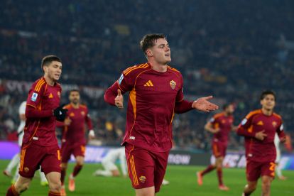 ROME, ITALY - DECEMBER 29: Evan Ferguson of AS Roma celebrates after scoring the team's third goal during the Serie A match between AS Roma and Genoa CFC at Stadio Olimpico on December 29, 2025 in Rome, Italy. (Photo by Paolo Bruno/Getty Images)