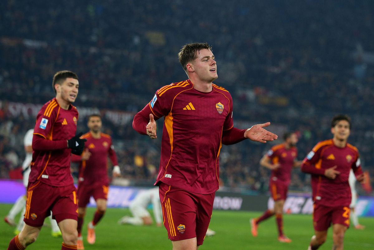 ROME, ITALY - DECEMBER 29: Evan Ferguson of AS Roma celebrates after scoring the team's third goal during the Serie A match between AS Roma and Genoa CFC at Stadio Olimpico on December 29, 2025 in Rome, Italy. (Photo by Paolo Bruno/Getty Images)