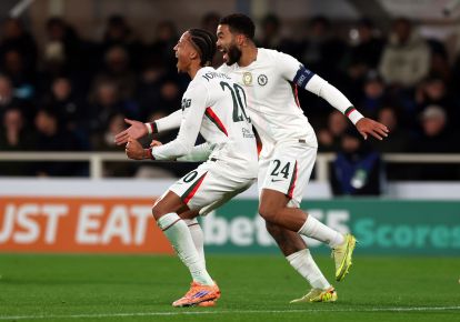 Joao Pedro oslavuje gól s Reece Jamesem během utkání Atalanta - Chelsea