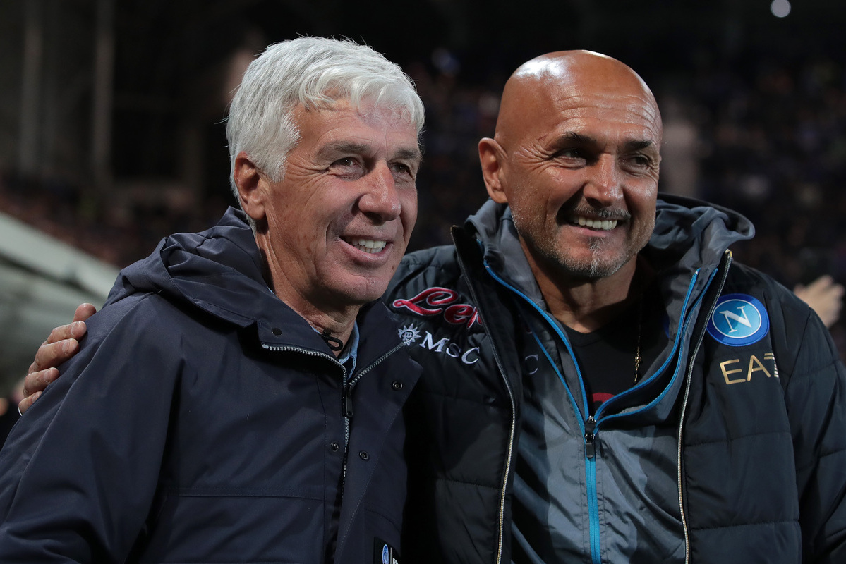 BERGAMO, ITALY - NOVEMBER 05: Atalanta BC coach Gian Piero Gasperini embraces SSC Napoli coach Luciano Spalletti prior to the Serie A match between Atalanta BC and SSC Napoli at Gewiss Stadium on November 05, 2022 in Bergamo, Italy. (Photo by Emilio Andreoli/Getty Images)