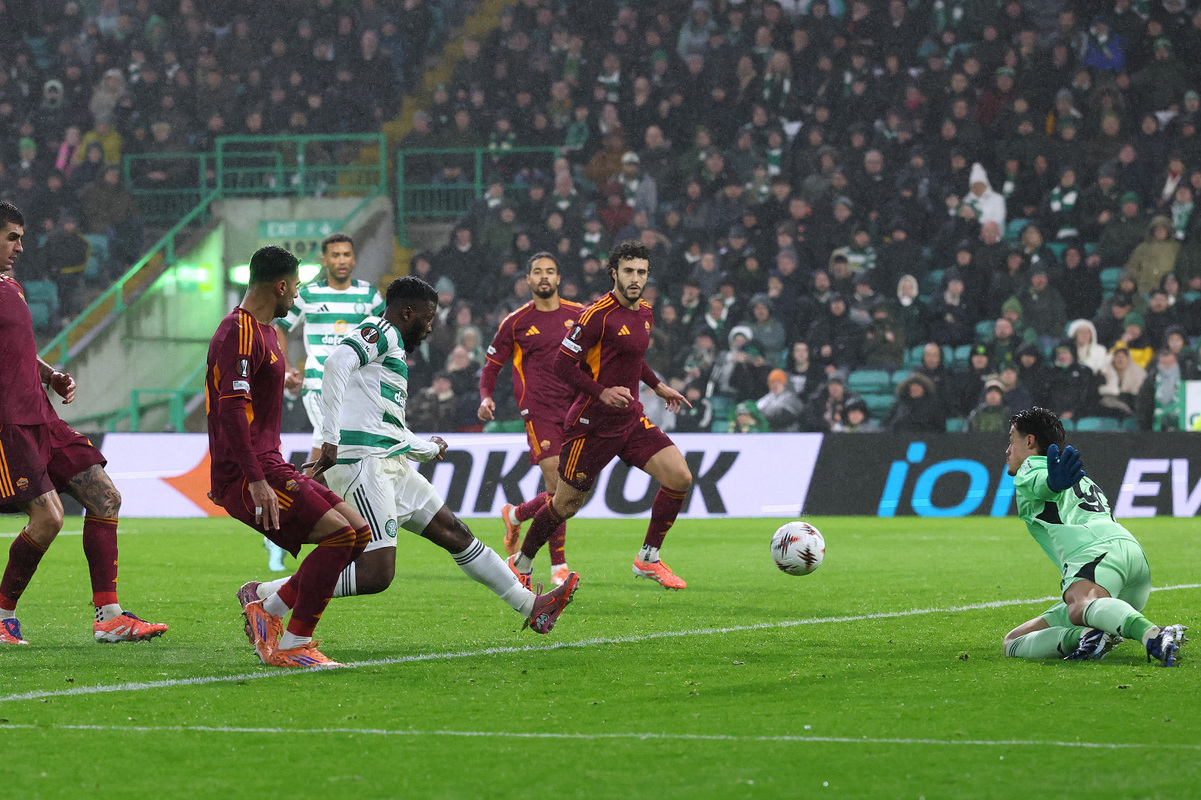 GLASGOW, SCOTLAND - DECEMBER 11: Kelechi Iheanacho of Celtic scores his team a goal as Mile Svilar of AS Roma fails to make a save, which is disallowed following a VAR review during the UEFA Europa League 2025/26 League Phase MD6 match between Celtic FC and AS Roma at Celtic Park on December 11, 2025 in Glasgow, Scotland. (Photo by Ian MacNicol/Getty Images)