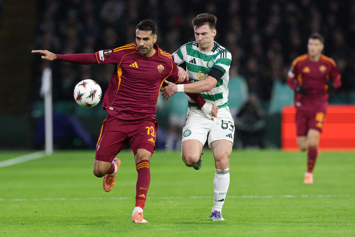 GLASGOW, SCOTLAND - DECEMBER 11: Zeki Celik of AS Roma is challenged by Kieran Tierney of Celtic during the UEFA Europa League 2025/26 League Phase MD6 match between Celtic FC and AS Roma at Celtic Park on December 11, 2025 in Glasgow, Scotland. (Photo by Ian MacNicol/Getty Images)