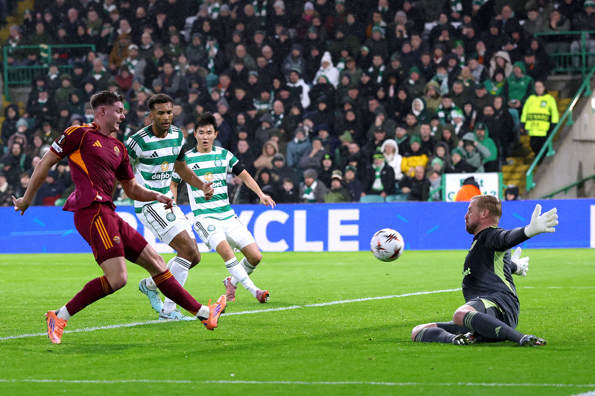 GLASGOW, SCOTLAND - DECEMBER 11: Evan Ferguson of AS Roma scores his team's second goal during the UEFA Europa League 2025/26 League Phase MD6 match between Celtic FC and AS Roma at Celtic Park on December 11, 2025 in Glasgow, Scotland. (Photo by Ian MacNicol/Getty Images)