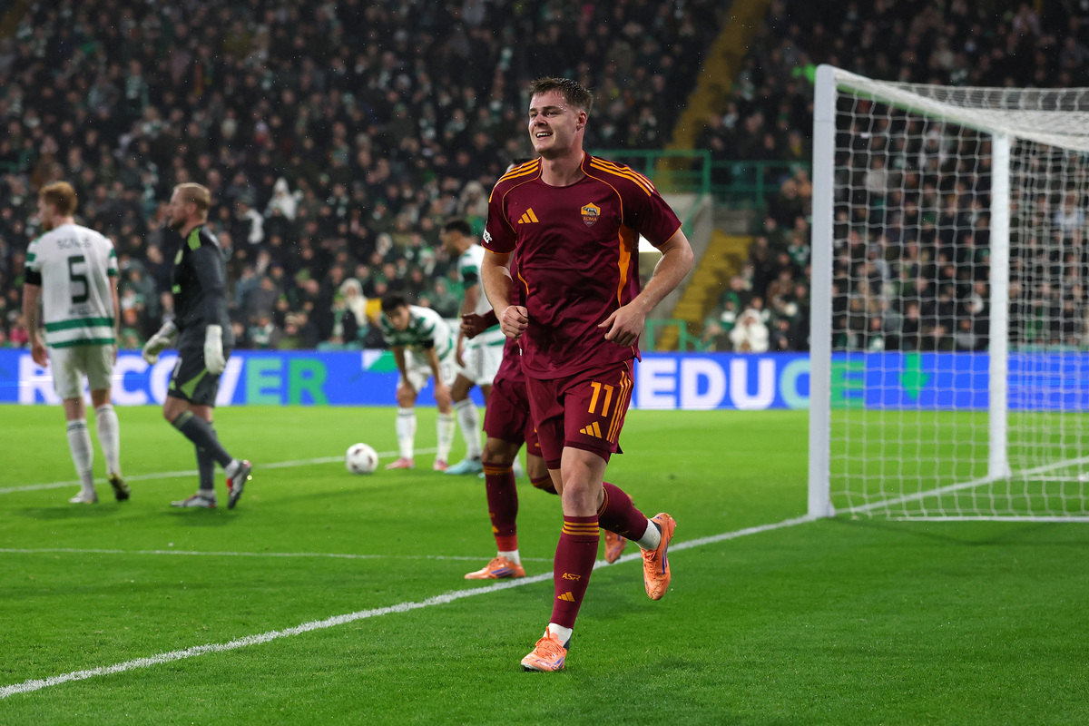 GLASGOW, SCOTLAND - DECEMBER 11: Evan Ferguson of AS Roma celebrates scoring his team's second goal during the UEFA Europa League 2025/26 League Phase MD6 match between Celtic FC and AS Roma at Celtic Park on December 11, 2025 in Glasgow, Scotland. (Photo by Ian MacNicol/Getty Images)