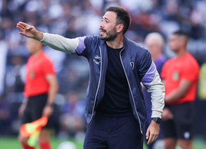 SAO PAULO, BRAZIL - NOVEMBER 30:Davide Ancelotti, head coach of Botafogo gestures during a Brasileirao 2025 match between Corinthians and Botafogo at Neo Quimica Arena on November 30, 2025 in Sao Paulo, Brazil. (Photo by Alexandre Schneider/Getty Images)
