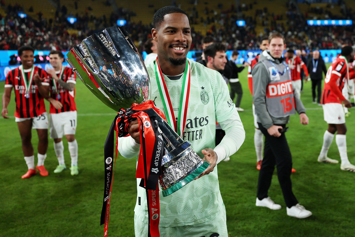 RIYADH, SAUDI ARABIA - JANUARY 06: Mike Maignan of AC Milan celebrates with the Italian Super Cup Trophy after his team's victory in the Italian Super Cup Final between FC Internazionale and AC Milan at Kingdom Arena on January 06, 2025 in Riyadh, Saudi Arabia. (Photo by Yasser Bakhsh/Getty Images)