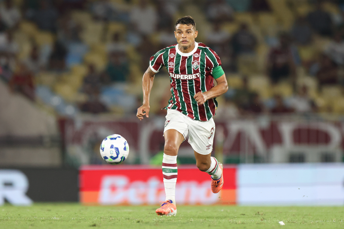 RIO DE JANEIRO, BRAZIL - OCTOBER 29: Thiago Silva of Fluminense runs with the ball during the match between Fluminense and Ceara as part of Brasileirao 2025 at Maracana Stadium on October 29, 2025 in Rio de Janeiro, Brazil. (Photo by Lucas Figueiredo/Getty Images)