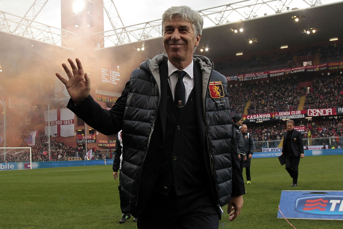 GENOA, ITALY - DECEMBER 14: Gian Pietro Gasperini head coach of Genoa CFC gestures during the Serie A match between Genoa CFC and AS Roma at Stadio Luigi Ferraris on December 14, 2014 in Genoa, Italy.  (Photo by Gabriele Maltinti/Getty Images)