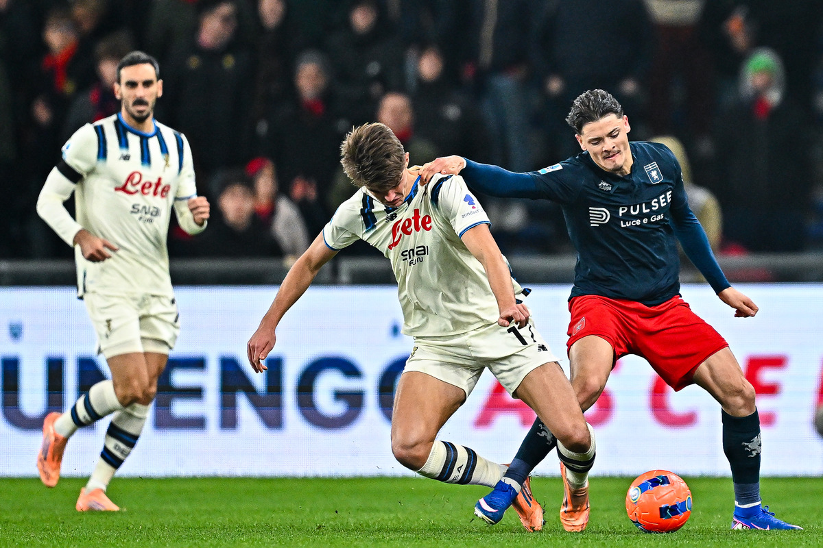 GENOA, ITALY - DECEMBER 21: Charles De Ketelaere of Atalanta (center) and Vitor Vitinha of Genoa vie for the ball during the Serie A match between Genoa CFC and Atalanta BC at Luigi Ferraris Stadium on December 21, 2025 in Genoa, Italy. (Photo by Simone Arveda/Getty Images)