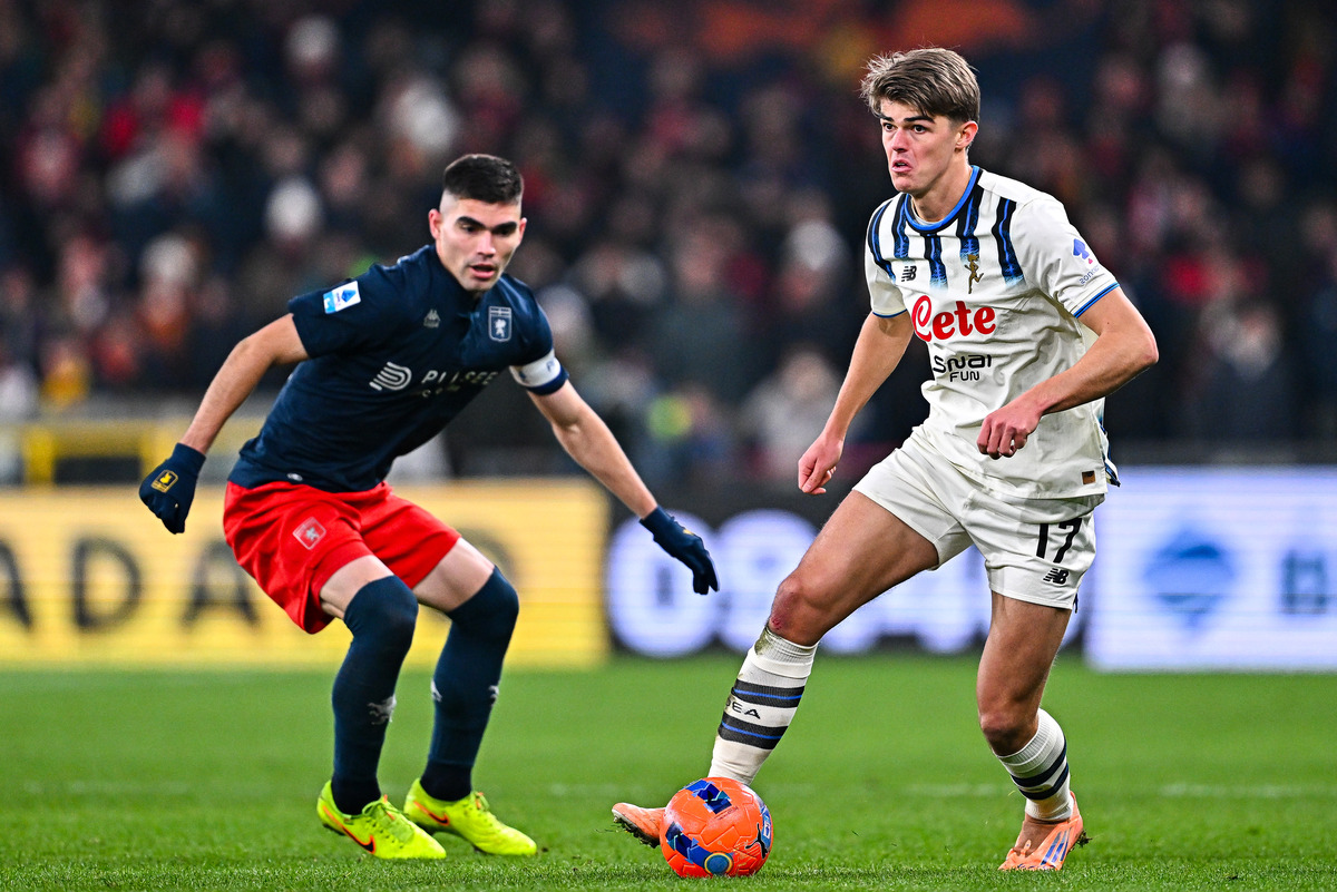 GENOA, ITALY - DECEMBER 21: Johan Vasquez of Genoa (left) and Charles De Ketelaere of Atalanta vie for the ball during the Serie A match between Genoa CFC and Atalanta BC at Luigi Ferraris Stadium on December 21, 2025 in Genoa, Italy. (Photo by Simone Arveda/Getty Images)