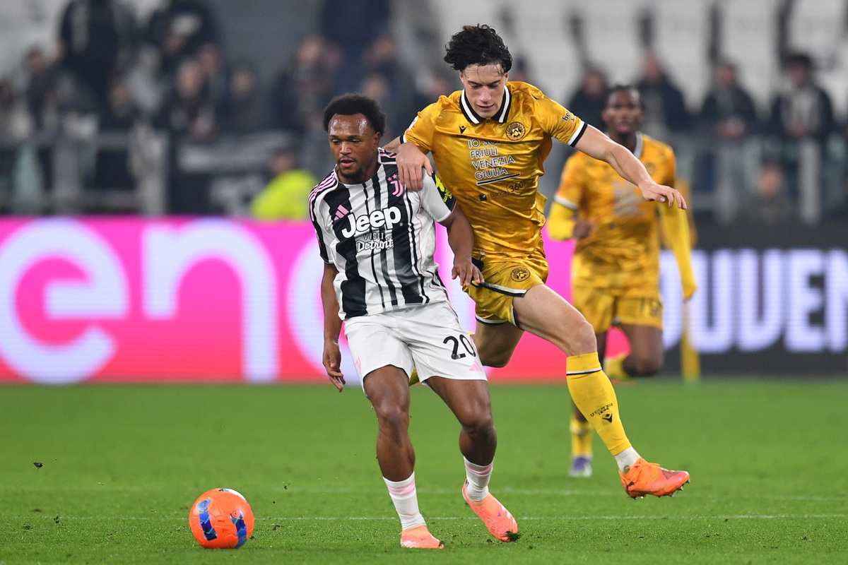TURIN, ITALY - DECEMBER 02: Lois Openda of Juventus is challenged by Matteo Palma of Udinese Calcio during the Coppa Italia match between Udinese Calcio and Juventus at Allianz Stadium on December 02, 2025 in Turin, Italy. (Photo by Valerio Pennicino/Getty Images)