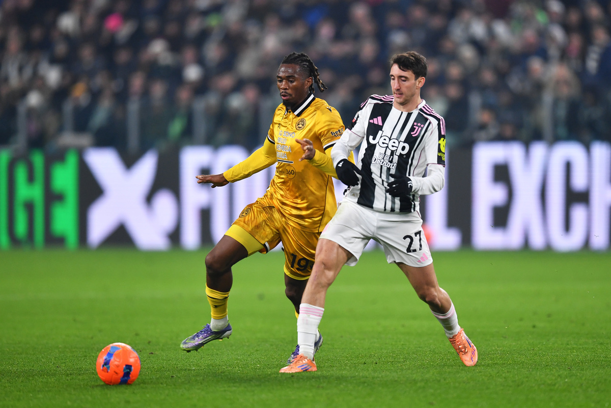 TURIN, ITALY - DECEMBER 02: Kingsley Ehizibue of Udinese Calcio and Andrea Cambiaso of Juventus battle for possession during the Serie C match between Ternana Calcio and Juventus Next Gen at Allianz Stadium on December 02, 2025 in Turin, Italy. (Photo by Valerio Pennicino/Getty Images)