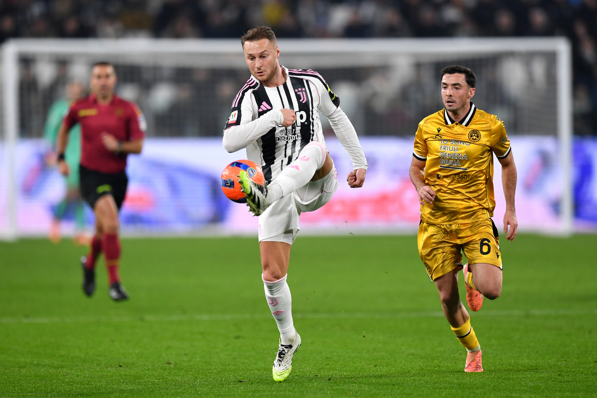 TURIN, ITALY - DECEMBER 02: Teun Koopmeiners of Juventus controls the ball while under pressure from Oier Zarraga of Udinese Calcio during the Serie C match between Ternana Calcio and Juventus Next Gen at Allianz Stadium on December 02, 2025 in Turin, Italy. (Photo by Valerio Pennicino/Getty Images)