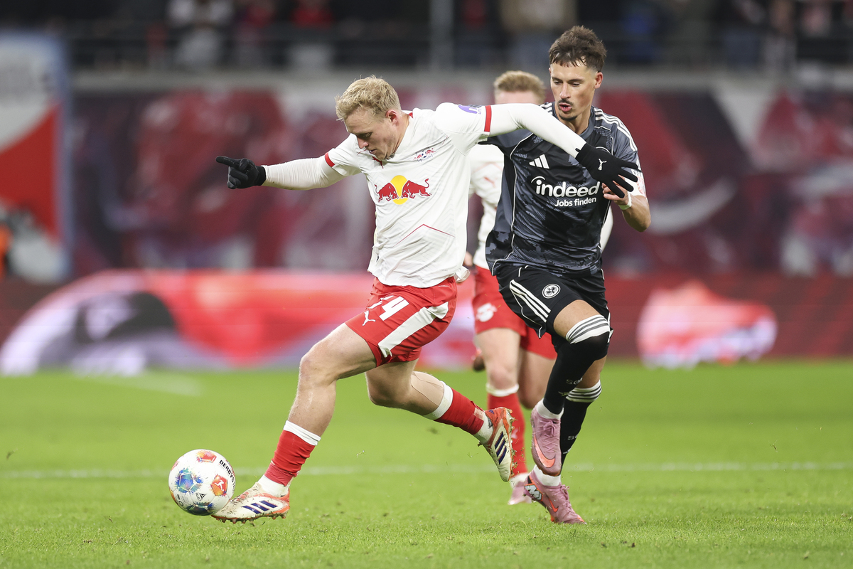 LEIPZIG, GERMANY - DECEMBER 06: Xaver Schlager of RB Leipzig runs with the ball whilst under pressure from Robin Koch of Eintracht Frankfurt during the Bundesliga match between RB Leipzig and Eintracht Frankfurt at Red Bull Arena on December 06, 2025 in Leipzig, Germany. (Photo by Maja Hitij/Getty Images)