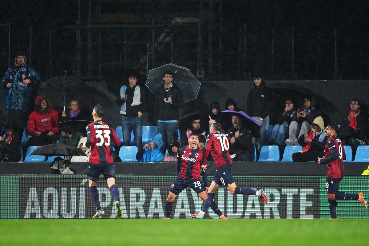 VIGO, SPAIN - DECEMBER 11: Federico Bernardeschi of Bologna (2R) celebrates scoring his team's second goal with teammates during the UEFA Europa League 2025/26 League Phase MD6 match between Real Club Celta and Bologna FC 1909 at Estadio Balaidos on December 11, 2025 in Vigo, Spain. (Photo by Jose Manuel Alvarez Rey/Getty Images)
