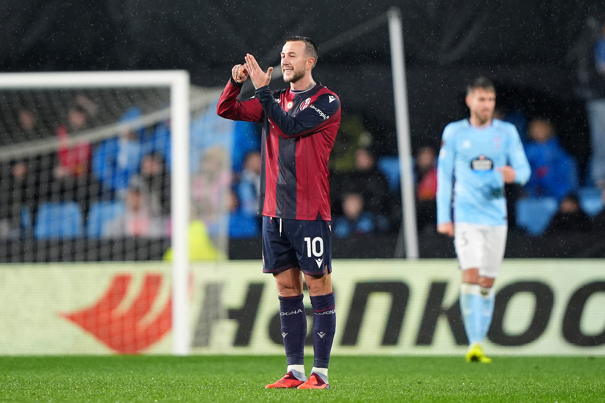 VIGO, SPAIN - DECEMBER 11: Federico Bernardeschi of Bologna celebrates scoring his team's first goal during the UEFA Europa League 2025/26 League Phase MD6 match between Real Club Celta and Bologna FC 1909 at Estadio Balaidos on December 11, 2025 in Vigo, Spain. (Photo by Jose Manuel Alvarez Rey/Getty Images)