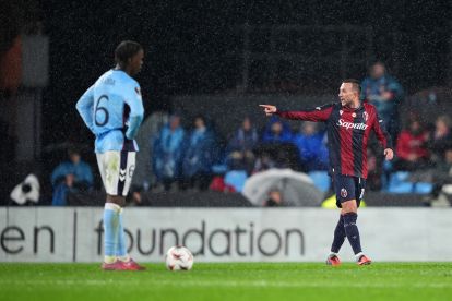 VIGO, SPAIN - DECEMBER 11: Federico Bernardeschi of Bologna celebrates scoring his team's second goal as Ilaix Moriba of Celta Vigo looks dejected during the UEFA Europa League 2025/26 League Phase MD6 match between Real Club Celta and Bologna FC 1909 at Estadio Balaidos on December 11, 2025 in Vigo, Spain. (Photo by Jose Manuel Alvarez Rey/Getty Images)