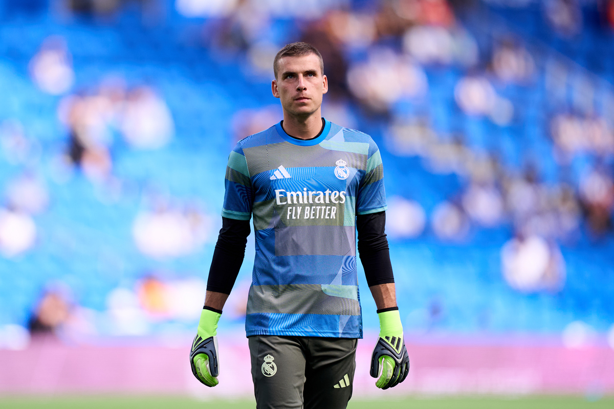 SAN SEBASTIAN, SPAIN - SEPTEMBER 13: Andriy Lunin of Real Madrid warms up prior to the LaLiga EA Sports match between Real Sociedad and Real Madrid CF at Reale Arena on September 13, 2025 in San Sebastian, Spain. (Photo by Juan Manuel Serrano Arce/Getty Images)