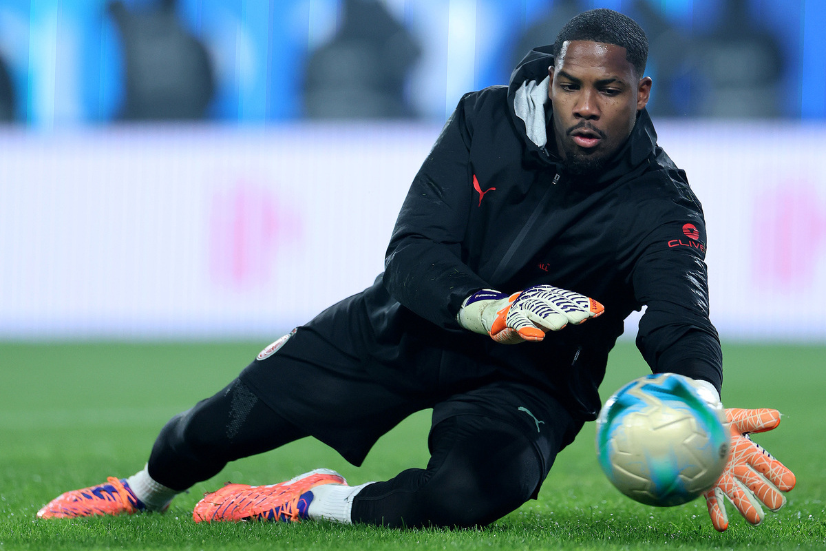 RIYADH, SAUDI ARABIA - DECEMBER 18: Mike Maignan of AC Milan warms up prior to the Supercoppa Italiana Semi-Final match between SSC Napoli and AC Milan at King Saud University Stadium on December 18, 2025 in Riyadh, Saudi Arabia. (Photo by Abdullah Ahmed/Getty Images)
