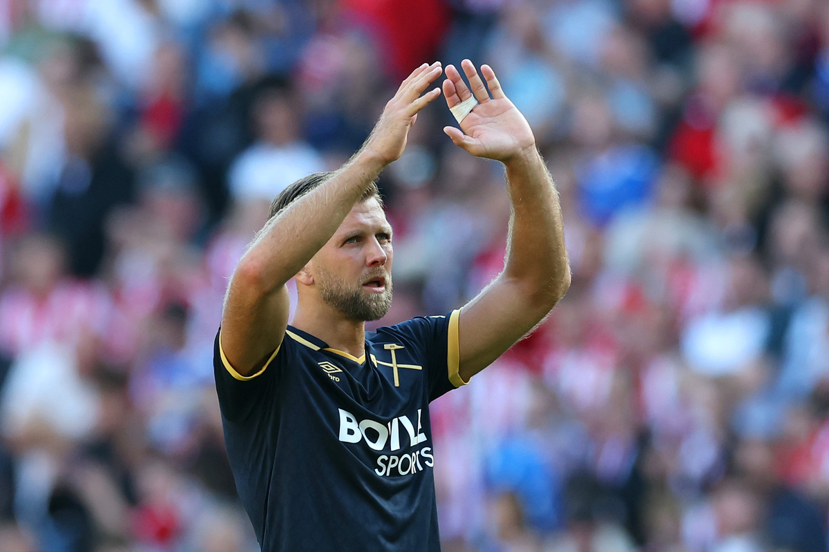 SUNDERLAND, ENGLAND - AUGUST 16: Niclas Fullkrug of West Ham United acknowledges the fans after the teams 3-0 defeat following the Premier League match between Sunderland and West Ham United at Stadium of Light on August 16, 2025 in Sunderland, England. (Photo by Ian MacNicol/Getty Images)