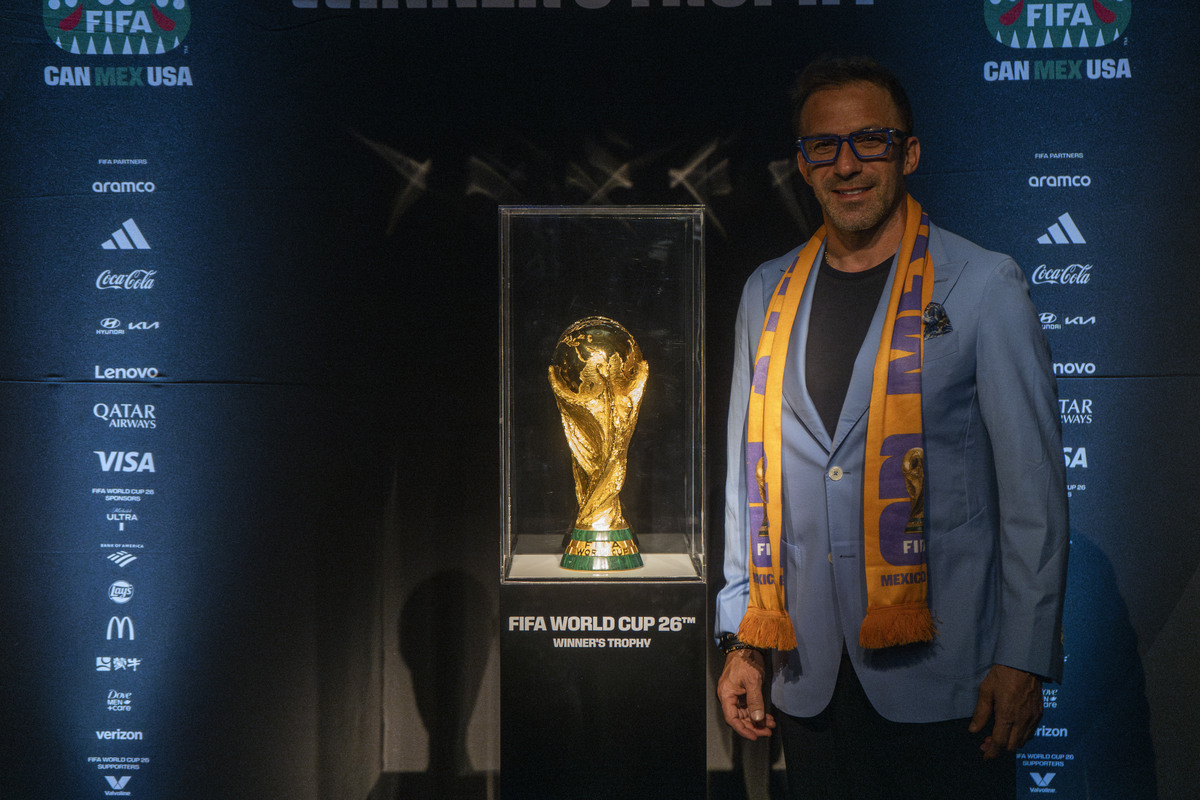 MEXICO CITY, MEXICO - JUNE 11: Alessandro del Piero poses with the 2026 World Cup trophy during the unveiling of the countdown clock 1 year ahead of the 2026 FIFA World Cup at General Prim on June 11, 2025 in Mexico City, Mexico. (Photo by Cristopher Rogel Blanquet/Getty Images)