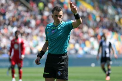 UDINE, ITALY - MAY 11: Referee Valerio Crezzini during the Serie A match between Udinese and Monza at Stadio Friuli on May 11, 2025 in Udine, Italy. (Photo by Timothy Rogers/Getty Images)