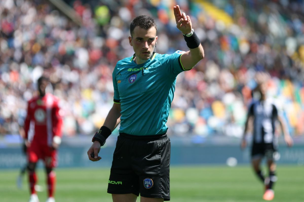 UDINE, ITALY - MAY 11: Referee Valerio Crezzini during the Serie A match between Udinese and Monza at Stadio Friuli on May 11, 2025 in Udine, Italy. (Photo by Timothy Rogers/Getty Images)