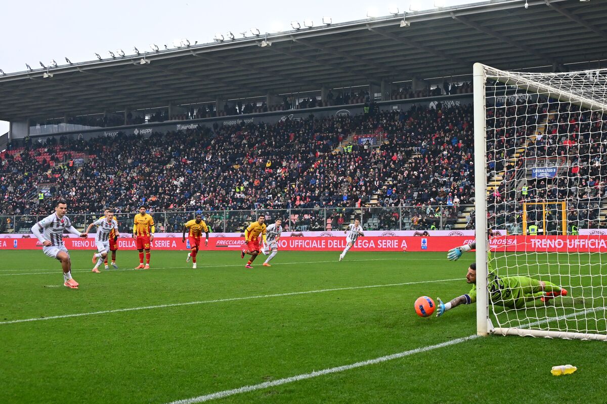 CREMONA, ITALY - DECEMBER 07: Federico Bonazzoli of US Cremonese scores the 1-0 penalty during the Serie A match between US Cremonese and US Lecce at Stadio Giovanni Zini on December 07, 2025 in Cremona, Italy. (Photo by Marco M. Mantovani/Getty Images)