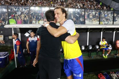 RIO DE JANEIRO, BRAZIL - MAY 17: Manager Fernando Diniz of Vasco Da Gama greets David Luiz of Fortaleza before a Brasileirao 2025 match between Vasco da Gama and Fortaleza at Sao Januario Stadium on May 17, 2025 in Rio de Janeiro, Brazil. (Photo by Lucas Figueiredo/Getty Images)