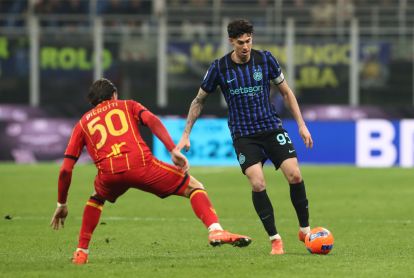 MILAN, ITALY - JANUARY 14: Alessandro Bastoni of FC Internazionale Milano controls the ball whilst under pressure from Santiago Pierotti of US Lecce during the Serie A match between FC Internazionale and US Lecce at Giuseppe Meazza Stadium on January 14, 2026 in Milan, Italy. (Photo by Marco Luzzani/Getty Images)