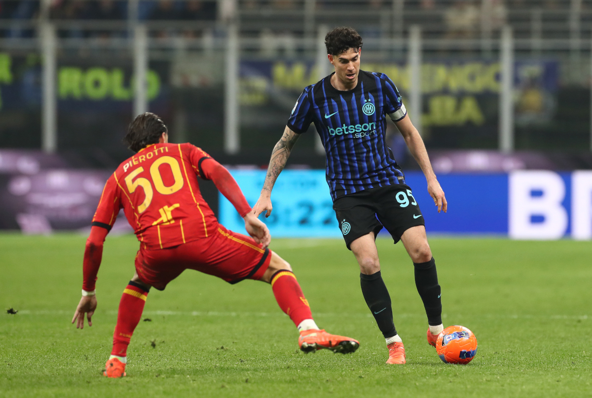 MILAN, ITALY - JANUARY 14: Alessandro Bastoni of FC Internazionale Milano controls the ball whilst under pressure from Santiago Pierotti of US Lecce during the Serie A match between FC Internazionale and US Lecce at Giuseppe Meazza Stadium on January 14, 2026 in Milan, Italy. (Photo by Marco Luzzani/Getty Images)